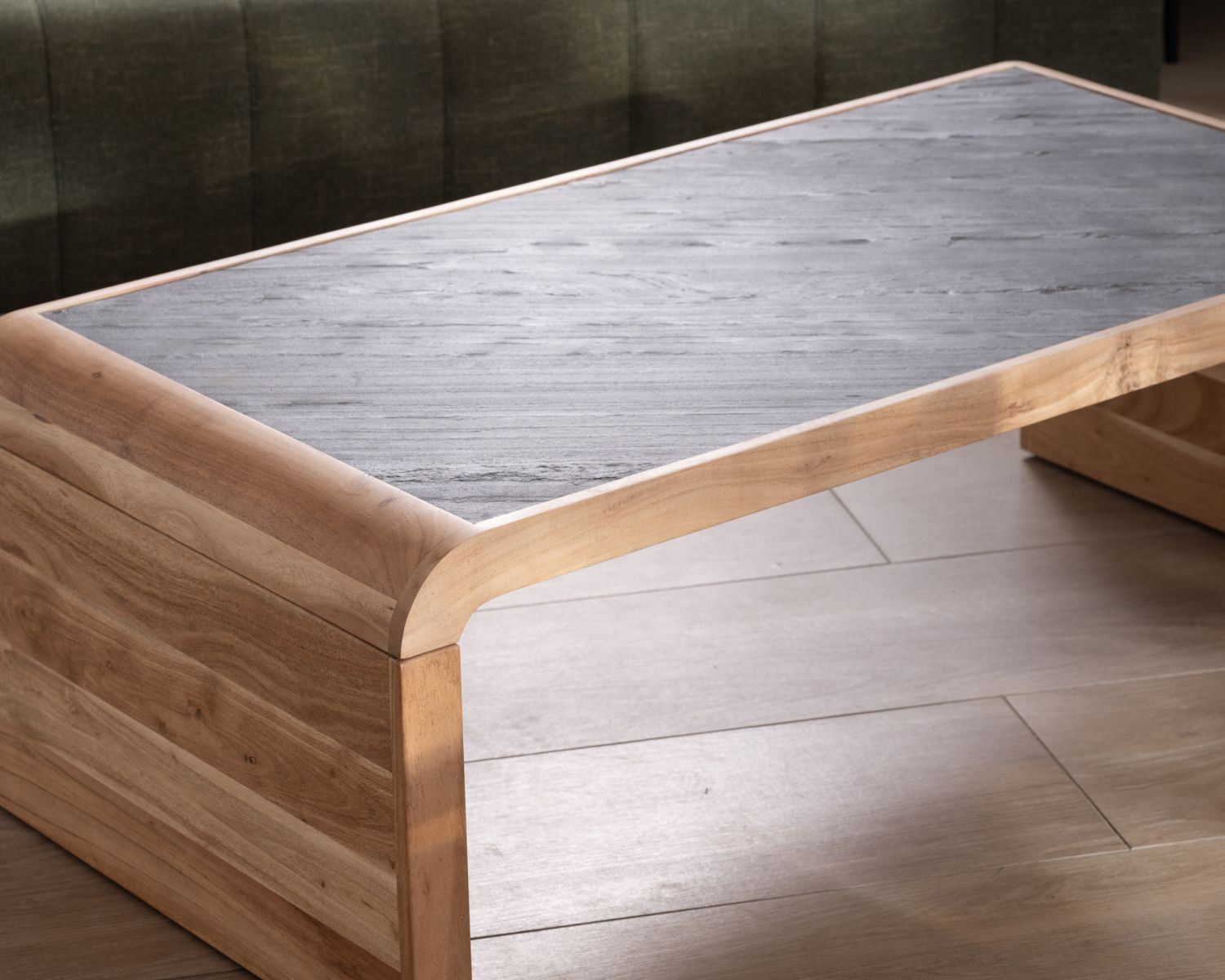 Table basse design retro avec plateau placage pierre "Pikto"