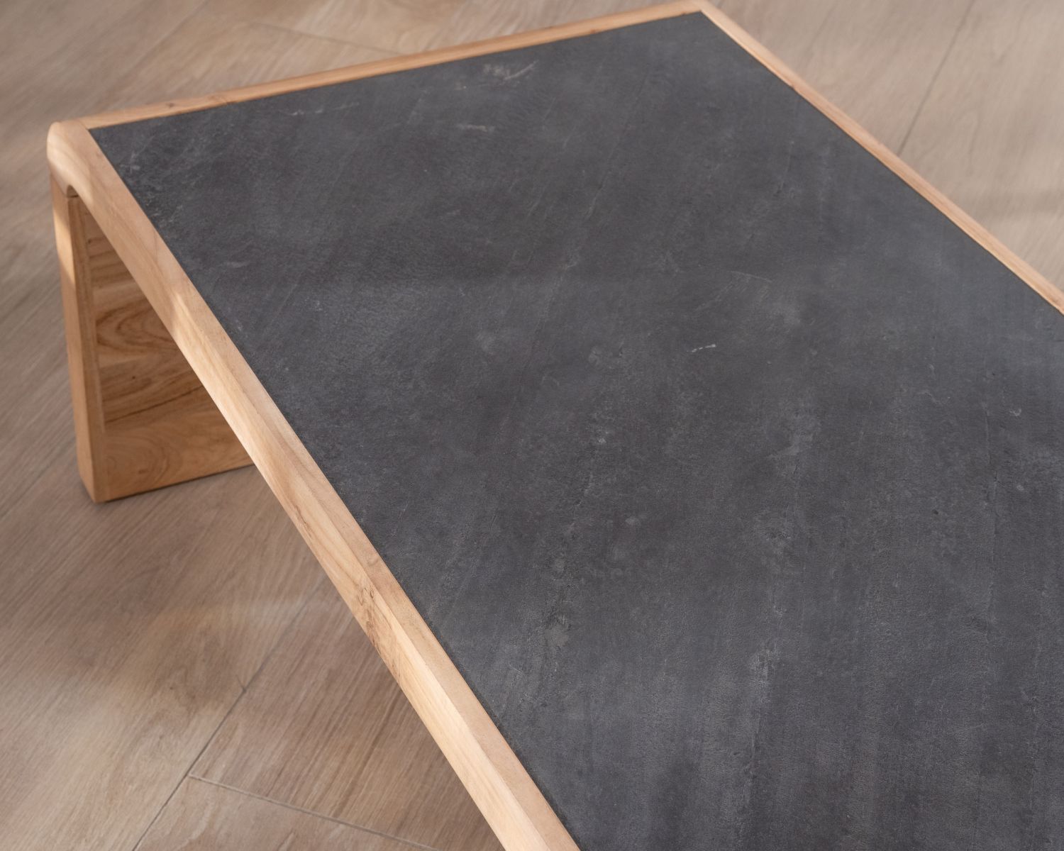 Table basse design retro avec plateau placage pierre "Pikto"