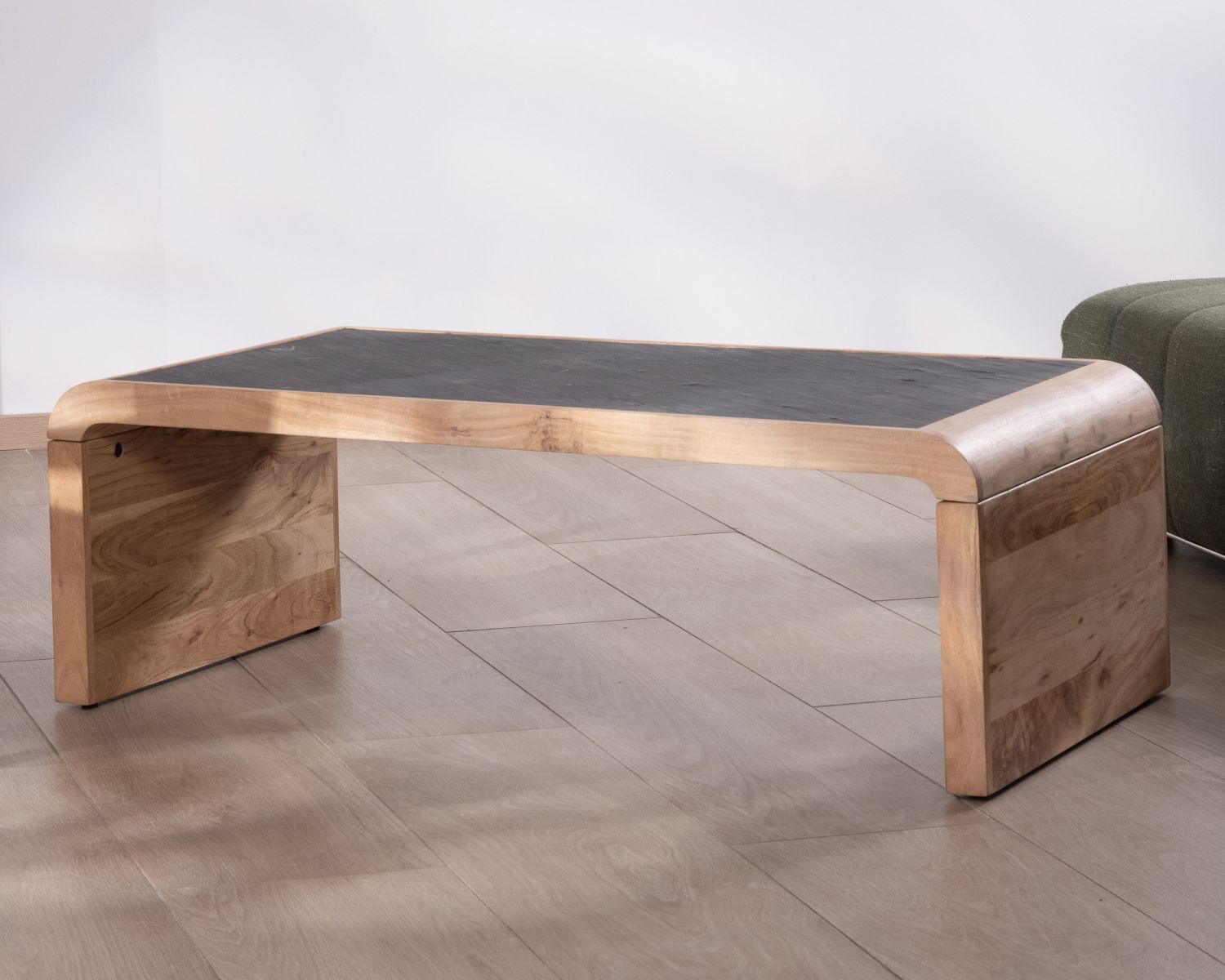 Table basse design retro avec plateau placage pierre "Pikto"