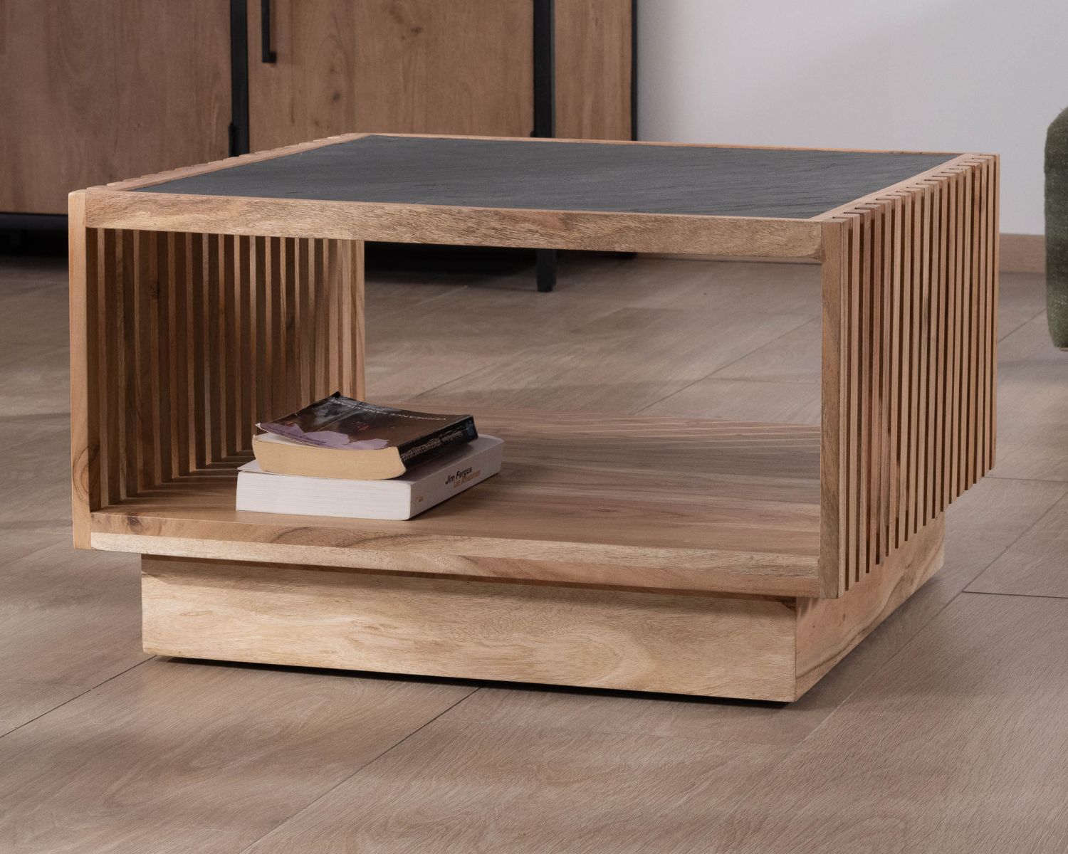 Table basse carrée avec plateau en placage pierre et structure bois ajourée "Pikto"