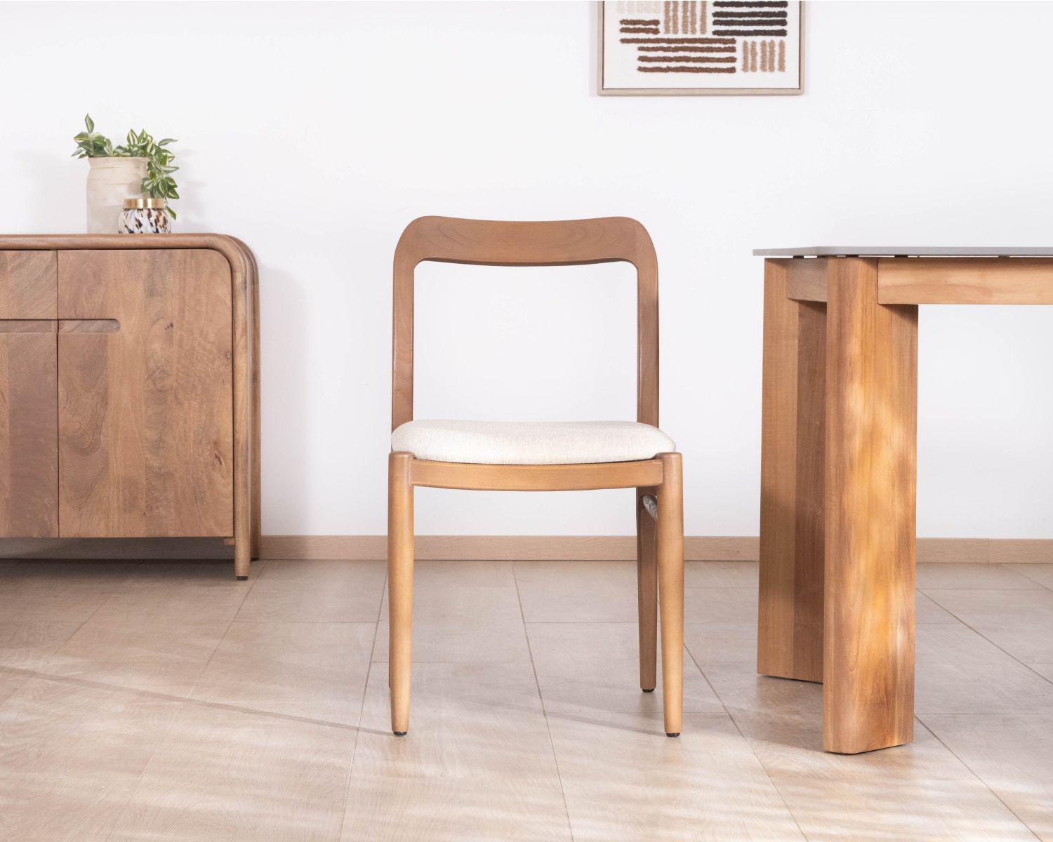 Chaise de repas design épuré en bois teinté noyer et assise tissu crème "Vogue"