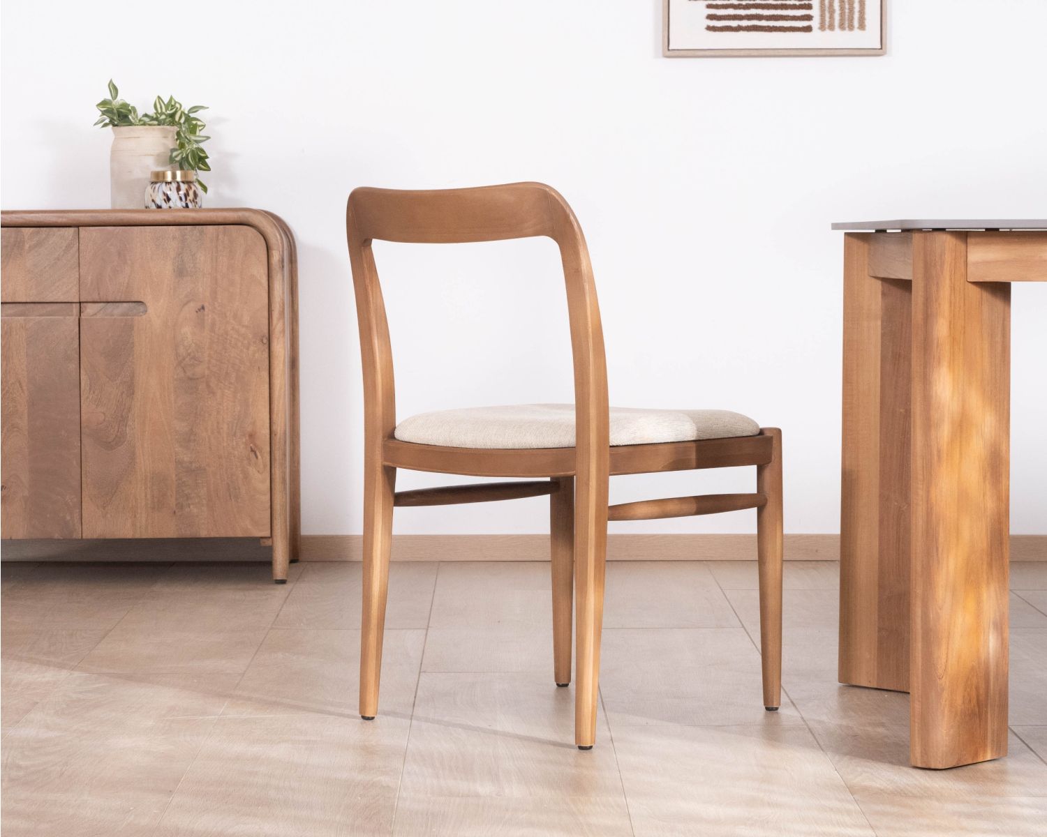 Chaise de repas design épuré en bois teinté noyer et assise tissu crème "Vogue"
