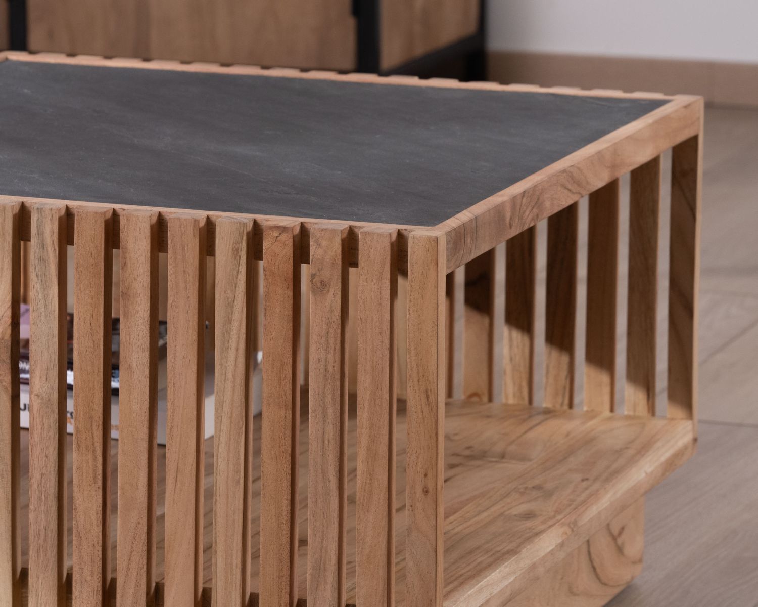 Table basse carrée avec plateau en placage pierre et structure bois ajourée "Pikto"