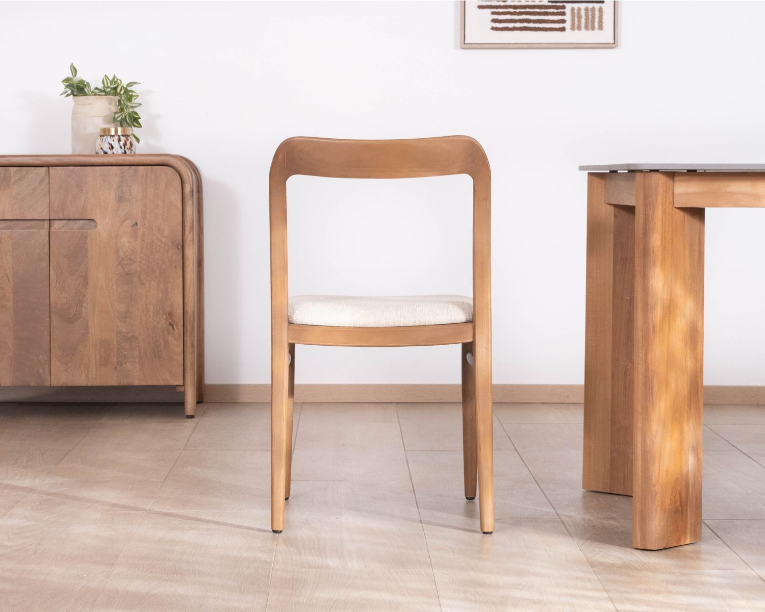 Chaise de repas design épuré en bois teinté noyer et assise tissu crème "Vogue"