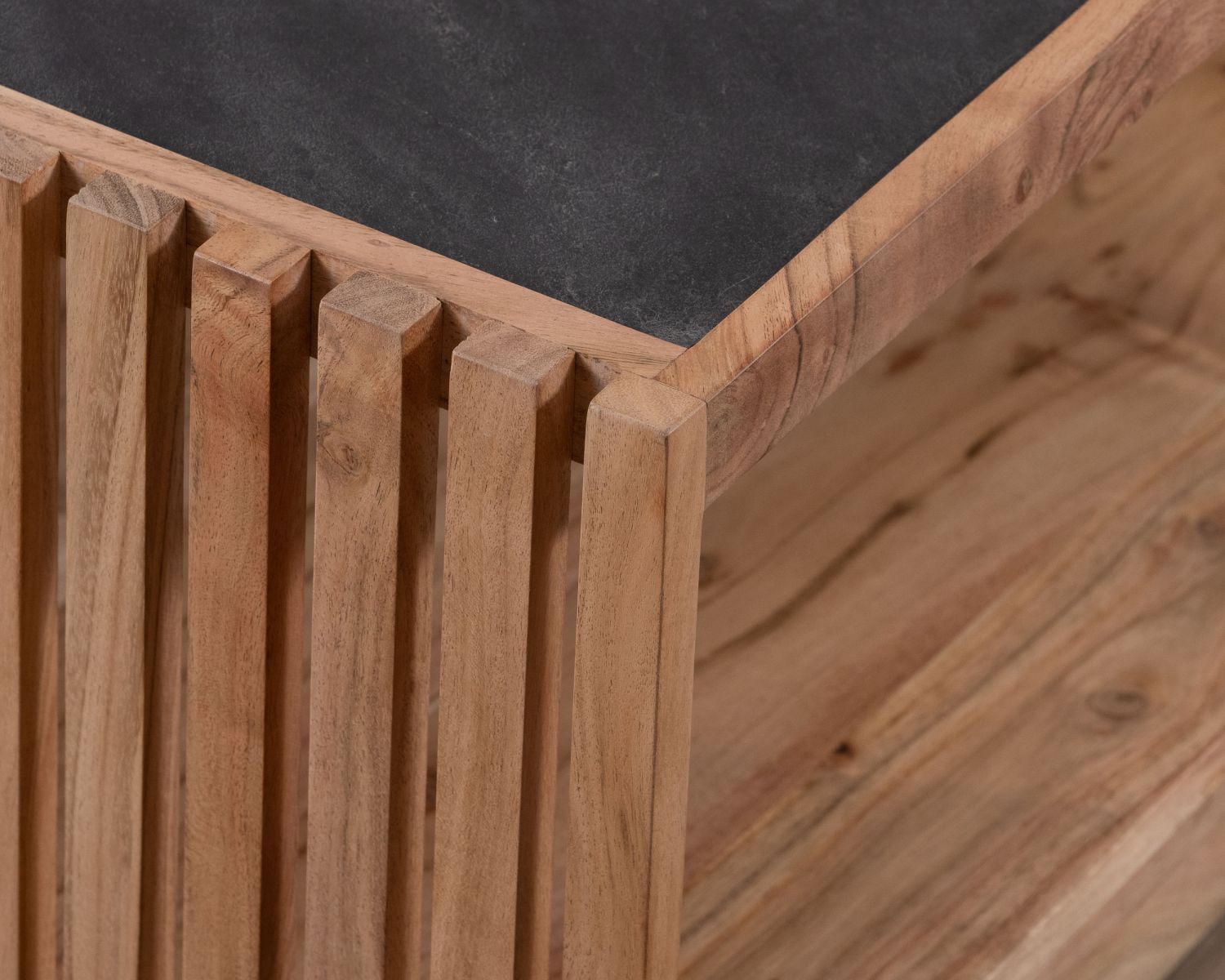 Table basse carrée avec plateau en placage pierre et structure bois ajourée "Pikto"