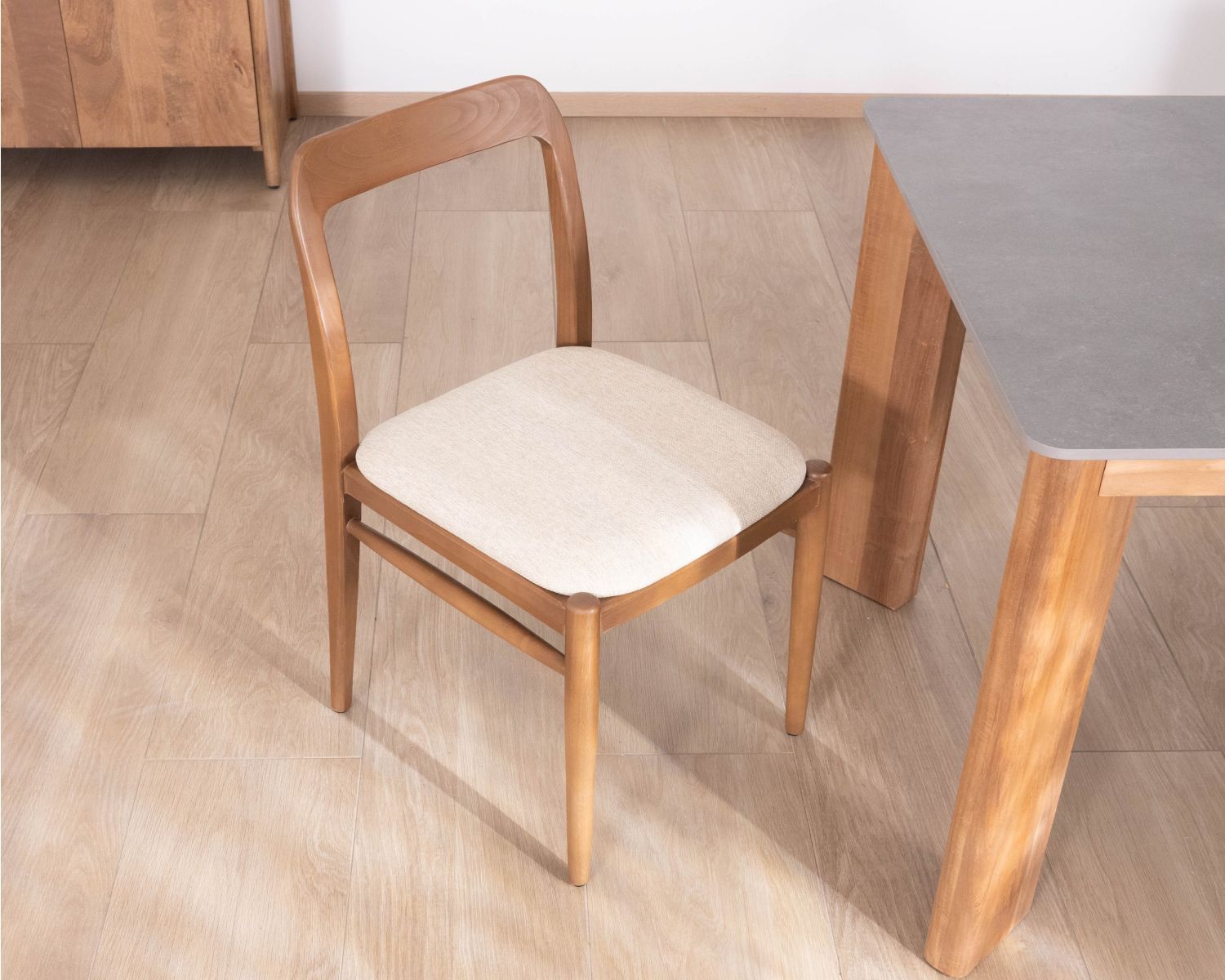 Chaise de repas design épuré en bois teinté noyer et assise tissu crème "Vogue"