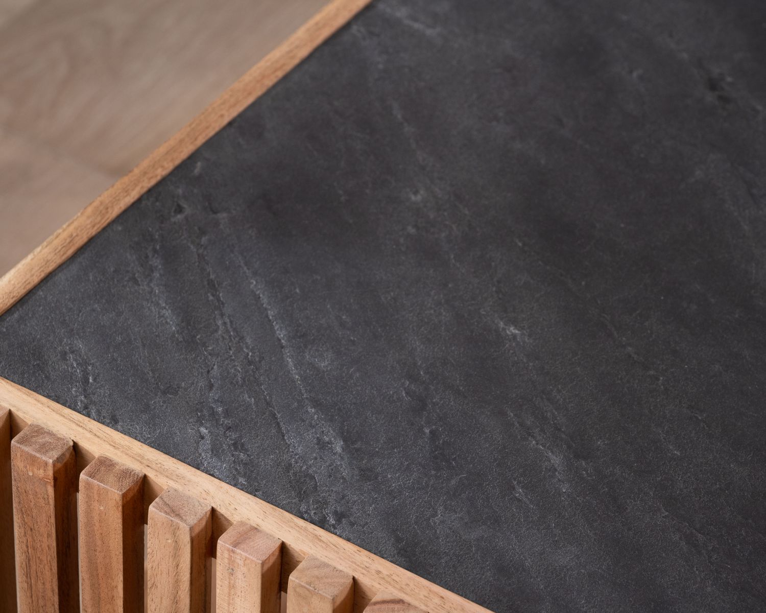 Table basse carrée avec plateau en placage pierre et structure bois ajourée "Pikto"