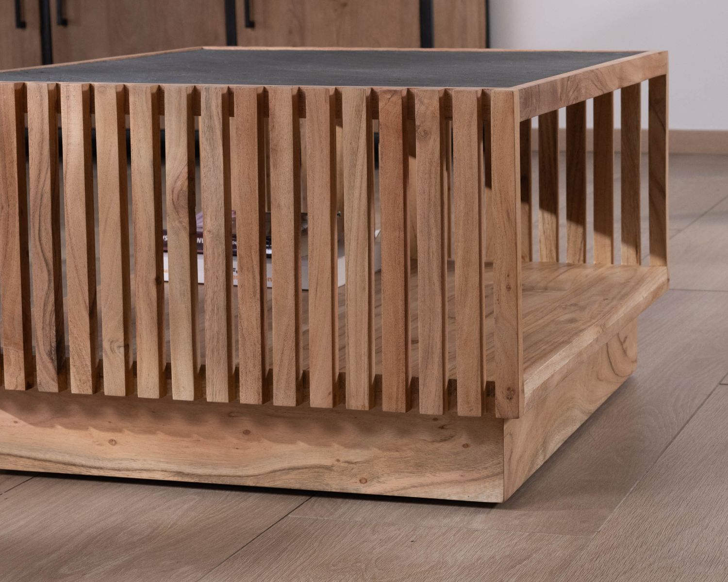 Table basse carrée avec plateau en placage pierre et structure bois ajourée "Pikto"