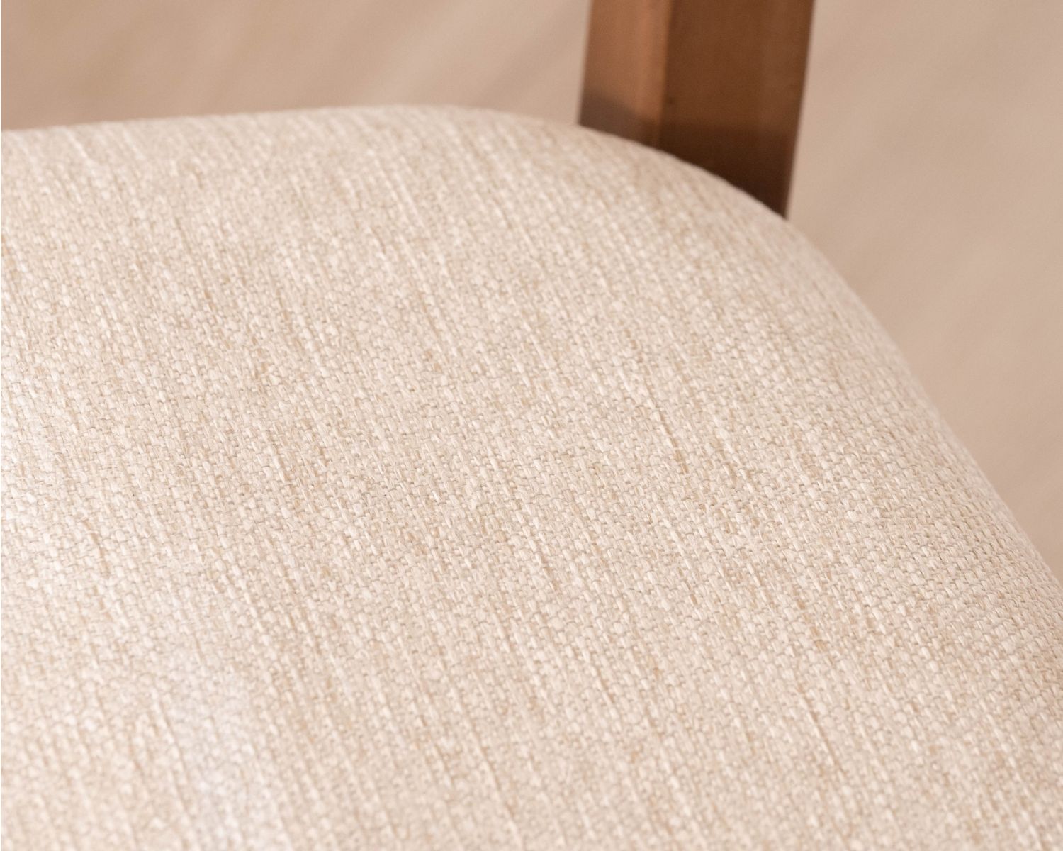 Chaise de repas design épuré en bois teinté noyer et assise tissu crème "Vogue"