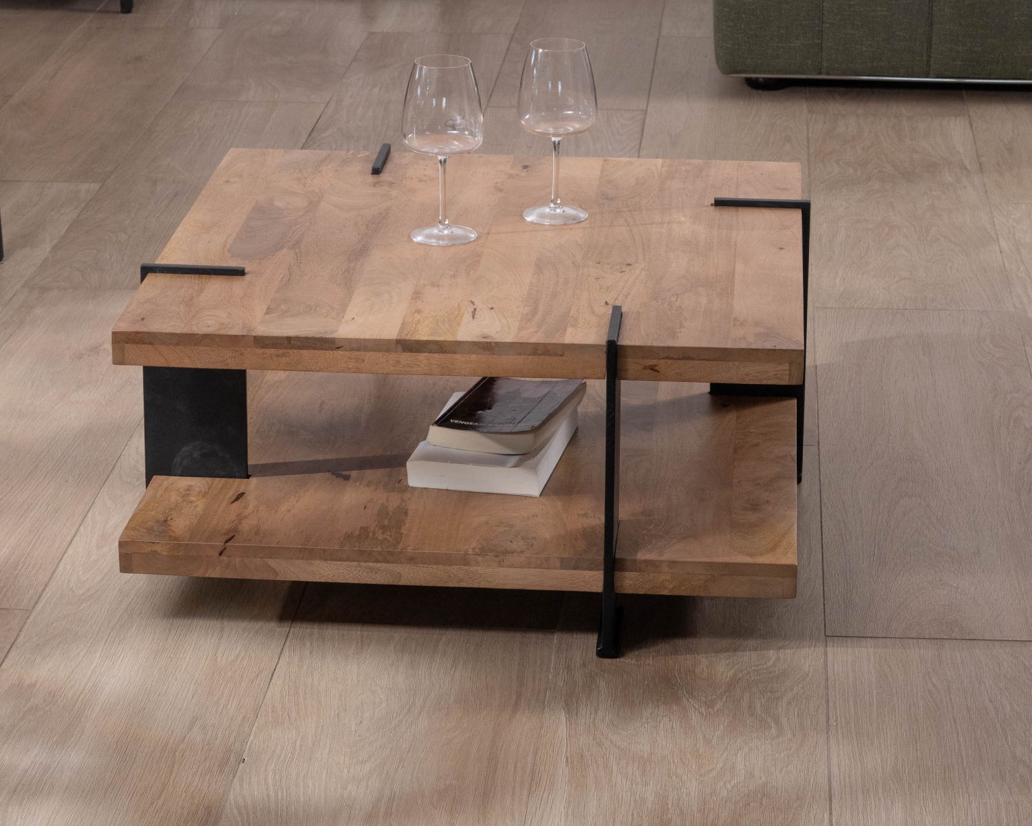 Table basse design avec double plateau carré en bois et pieds métal "Marla"