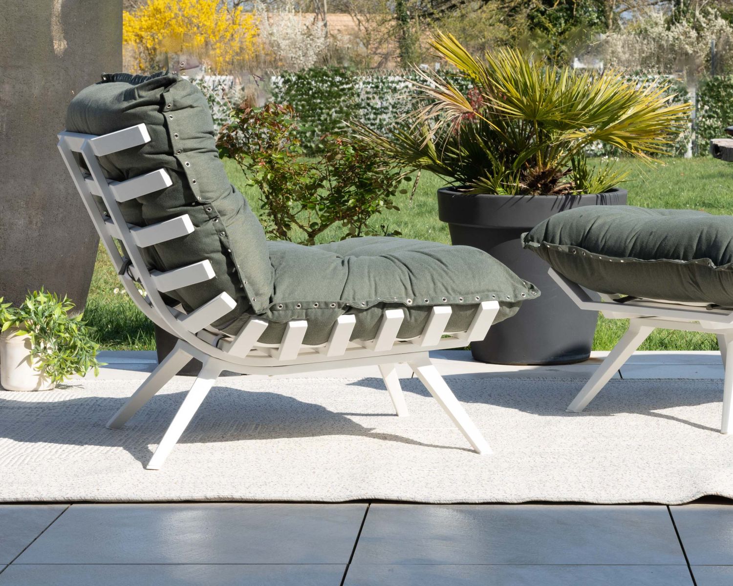 Fauteuil de jardin ultra confort en tissu vert kaki avec repose pieds modulaire "Lisca"