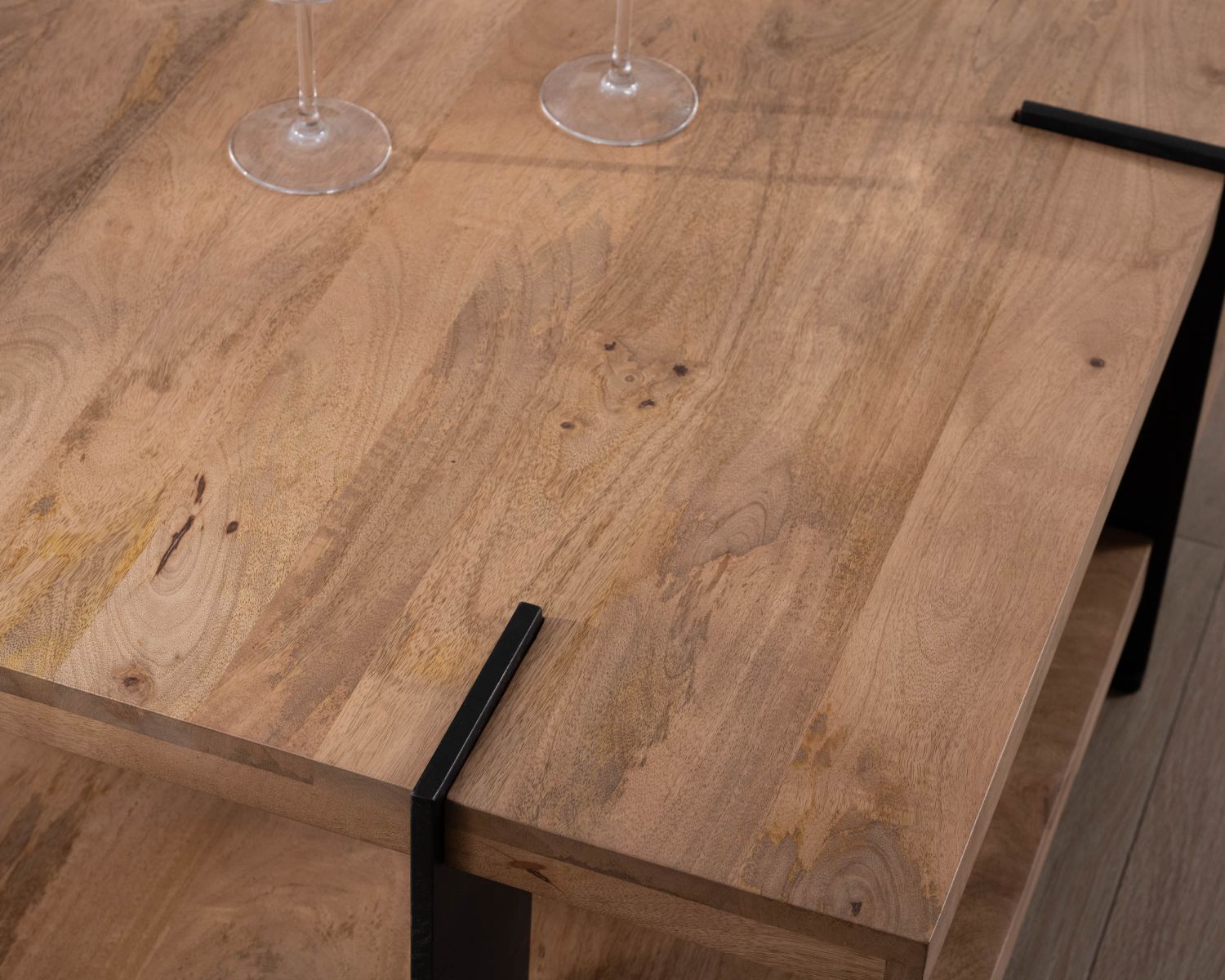 Table basse design avec double plateau carré en bois et pieds métal "Marla"