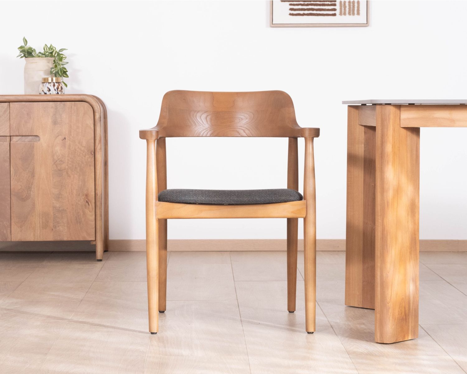 Chaise de repas design épuré avec accoudoirs et assise tissu anthracite "Vogue"