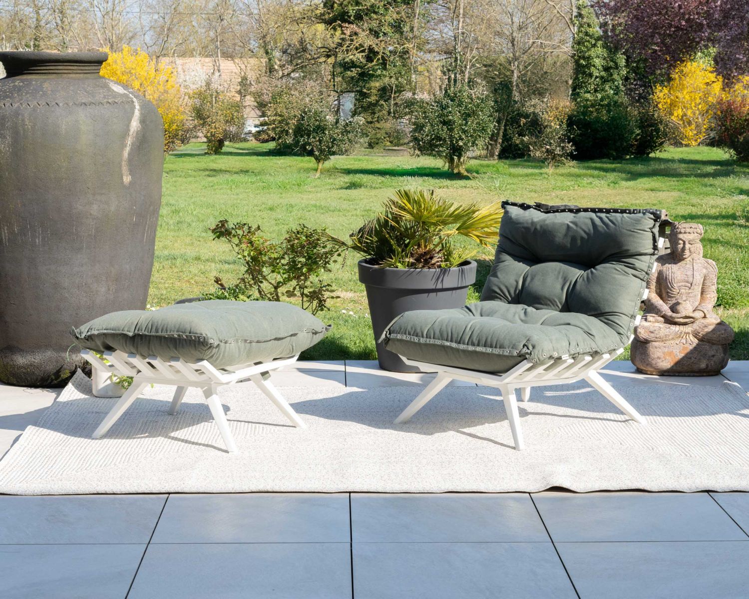 Fauteuil de jardin ultra confort en tissu vert kaki avec repose pieds modulaire "Lisca"