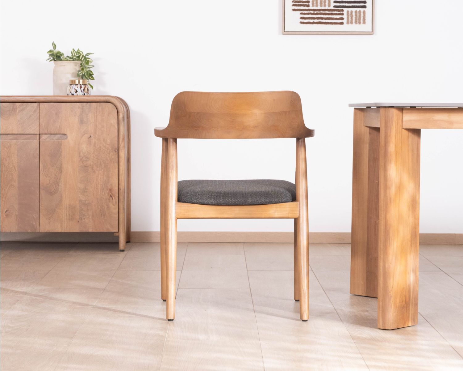 Chaise de repas design épuré avec accoudoirs et assise tissu anthracite "Vogue"