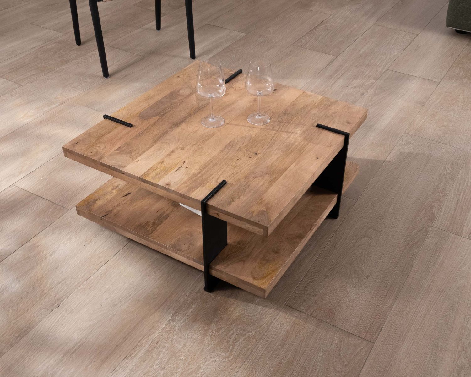 Table basse design avec double plateau carré en bois et pieds métal "Marla"