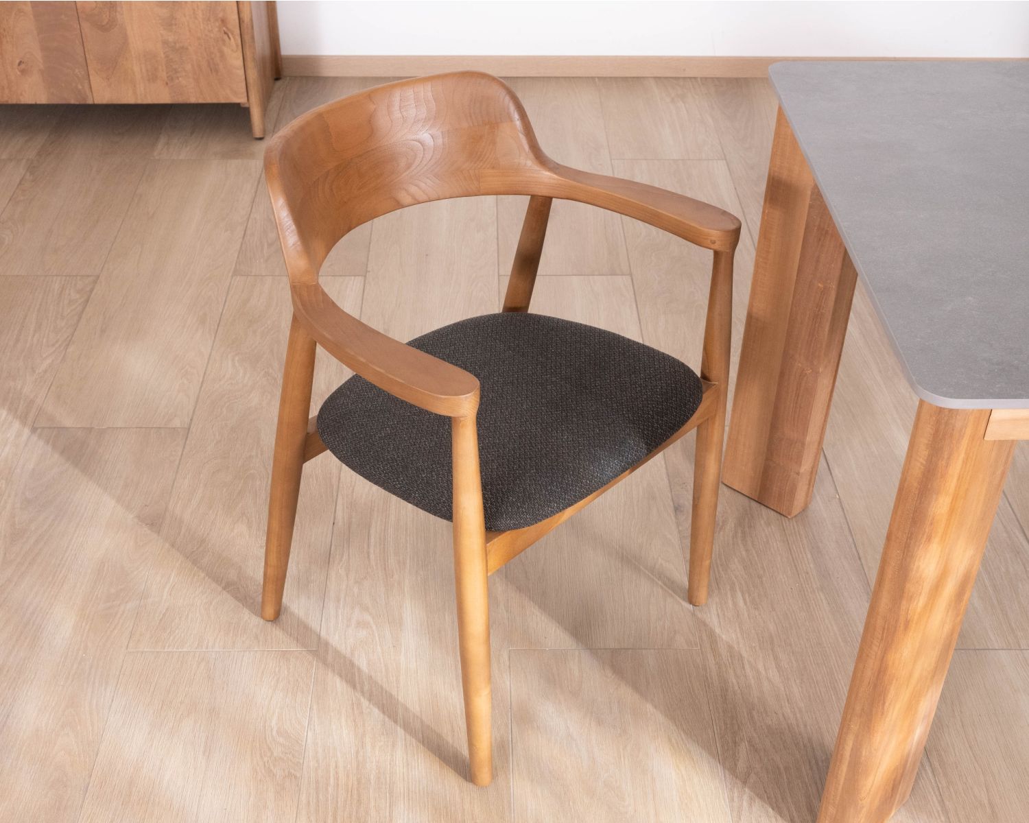 Chaise de repas design épuré avec accoudoirs et assise tissu anthracite "Vogue"