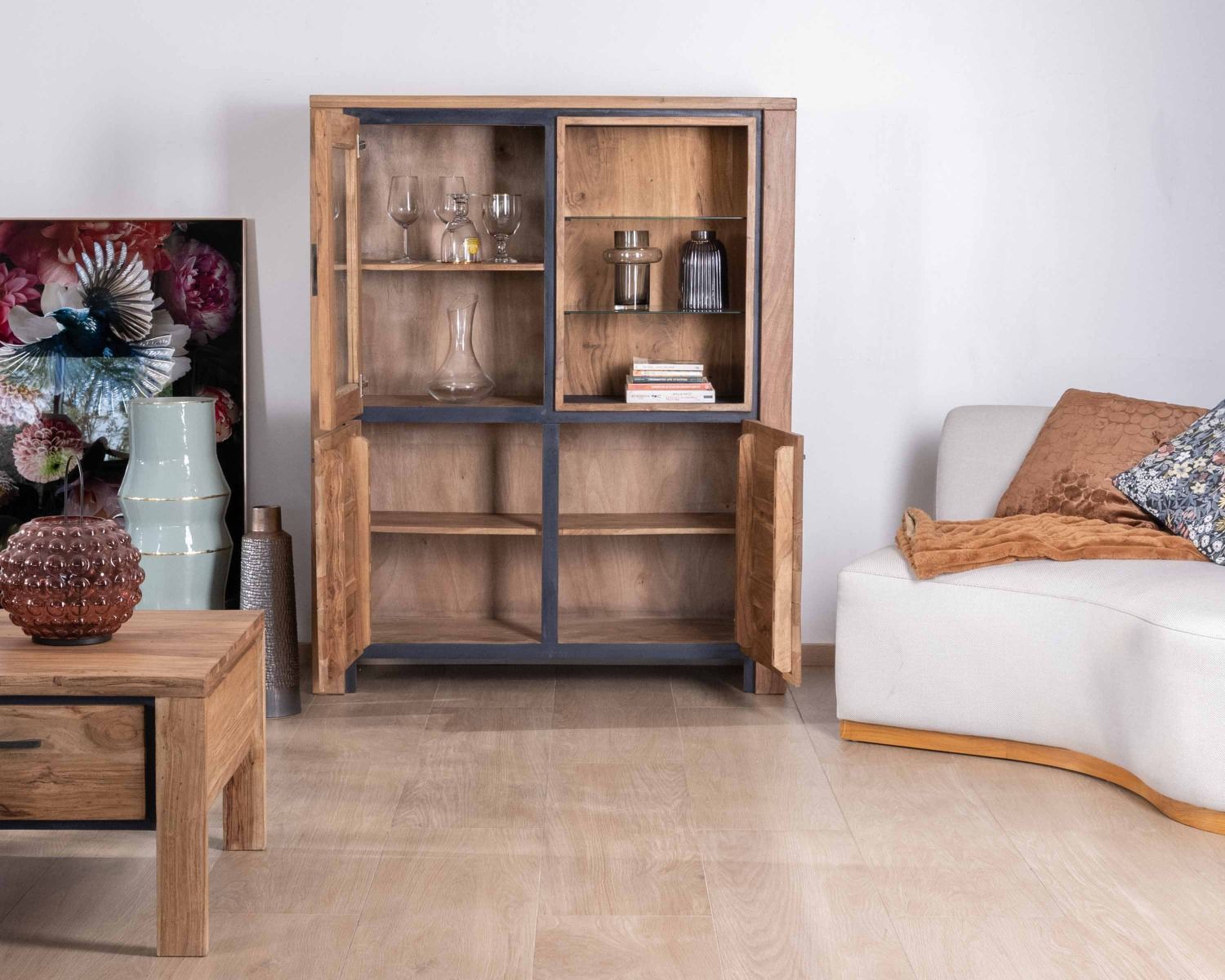 Vaisselier contemporain acacia massif relief noir 3 portes et niche avec étagères verres "Fantaisie"