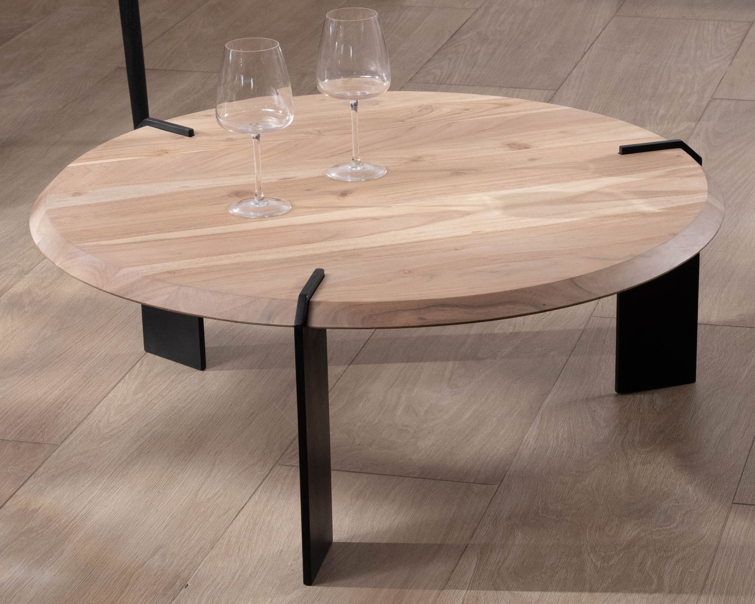 Table basse ronde design en acacia et 3 pieds métal noir "Shelley"