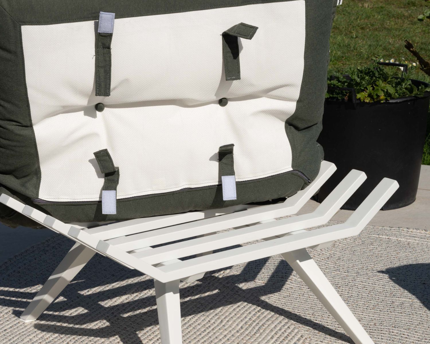 Fauteuil de jardin ultra confort en tissu vert kaki avec repose pieds modulaire "Lisca"
