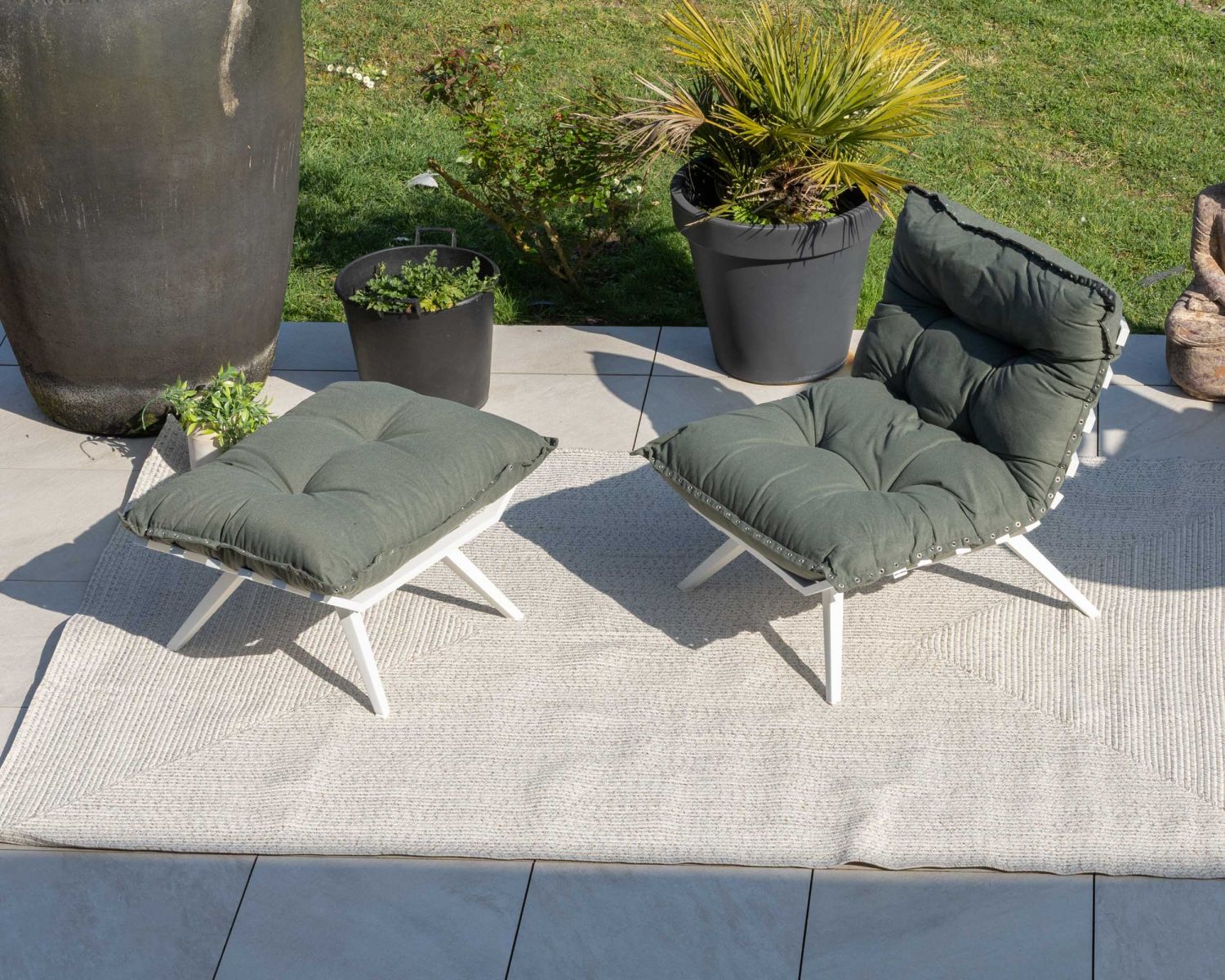 Fauteuil de jardin ultra confort en tissu vert kaki avec repose pieds modulaire "Lisca"