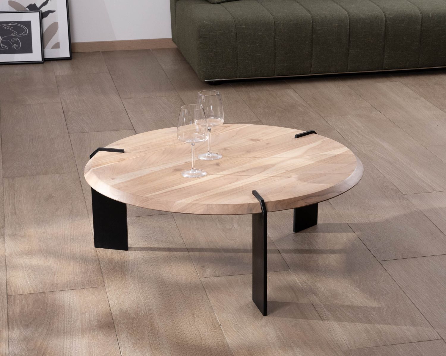 Table basse ronde design en acacia et 3 pieds métal noir "Shelley"