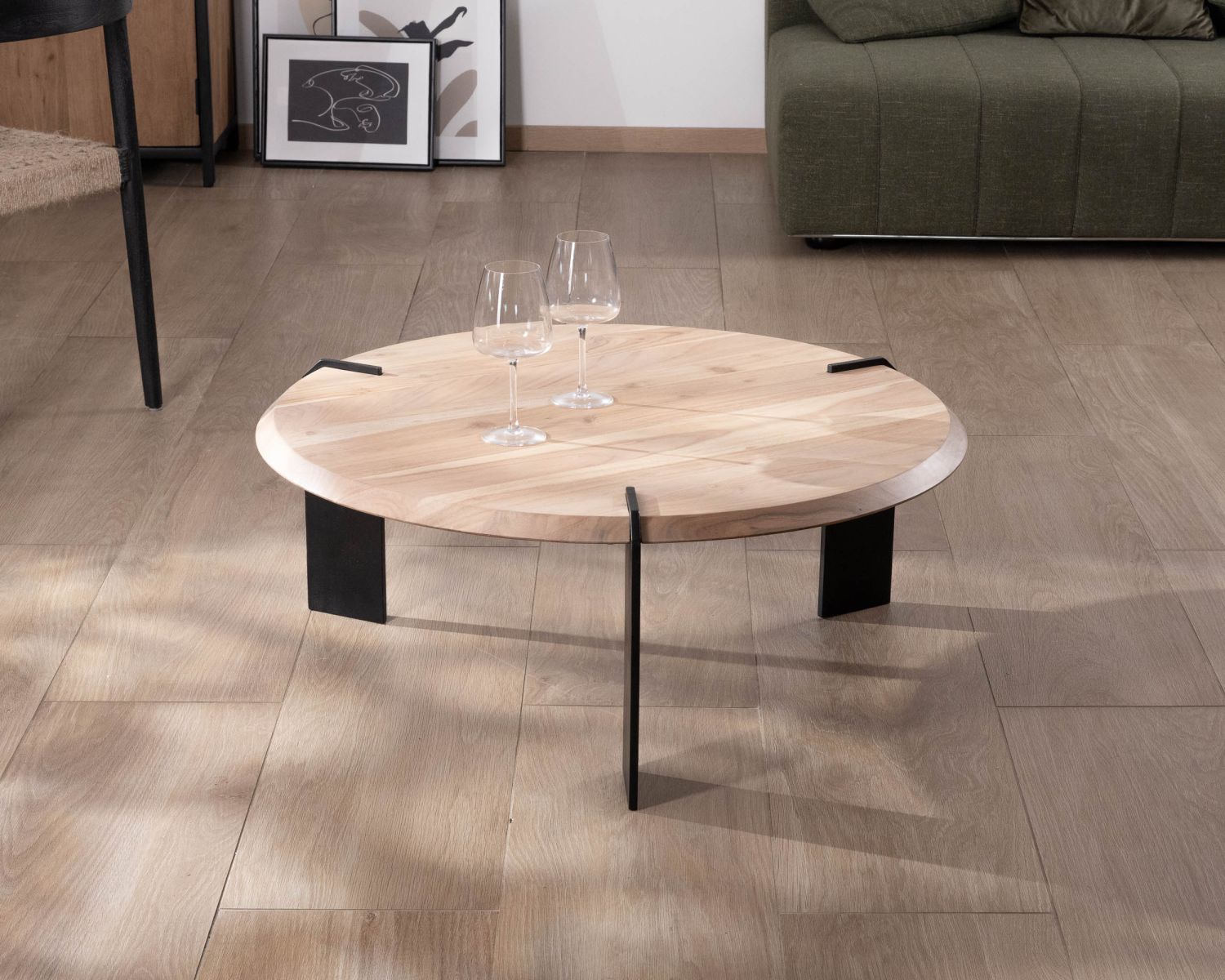 Table basse ronde design en acacia et 3 pieds métal noir "Shelley"
