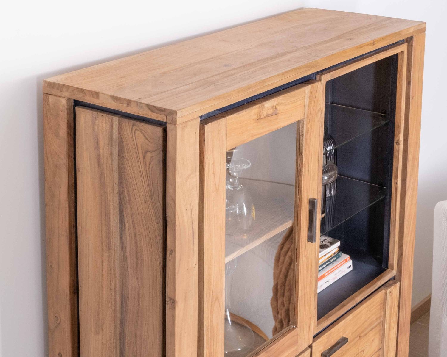 Vaisselier contemporain acacia massif relief noir 3 portes et niche avec étagères verres "Fantaisie"