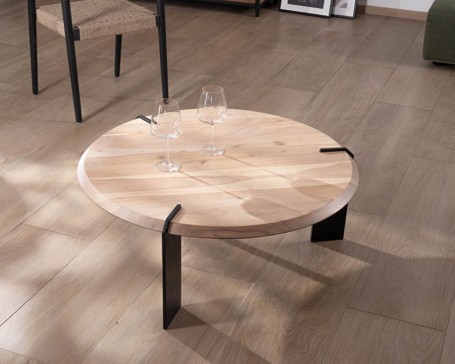 Table basse ronde design en acacia et 3 pieds métal noir "Shelley"