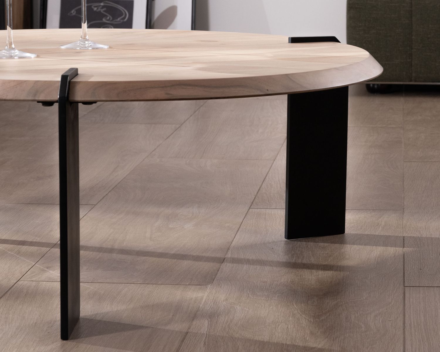 Table basse ronde design en acacia et 3 pieds métal noir "Shelley"
