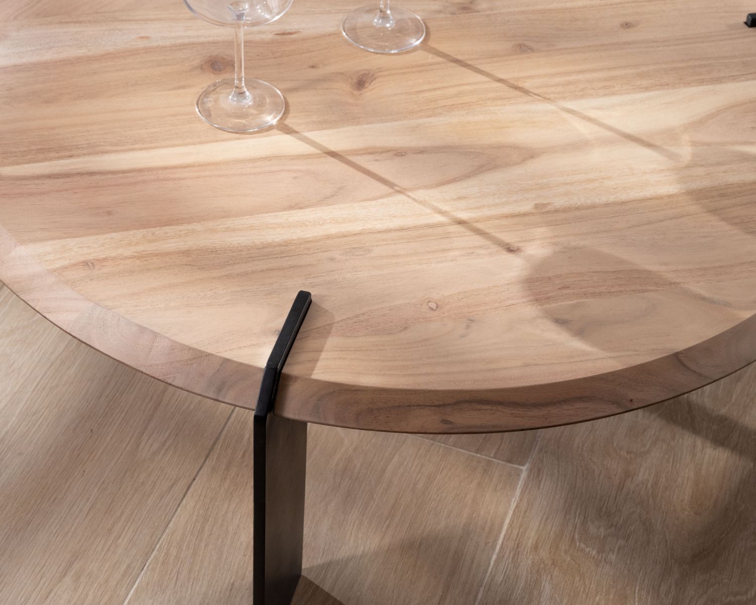 Table basse ronde design en acacia et 3 pieds métal noir "Shelley"