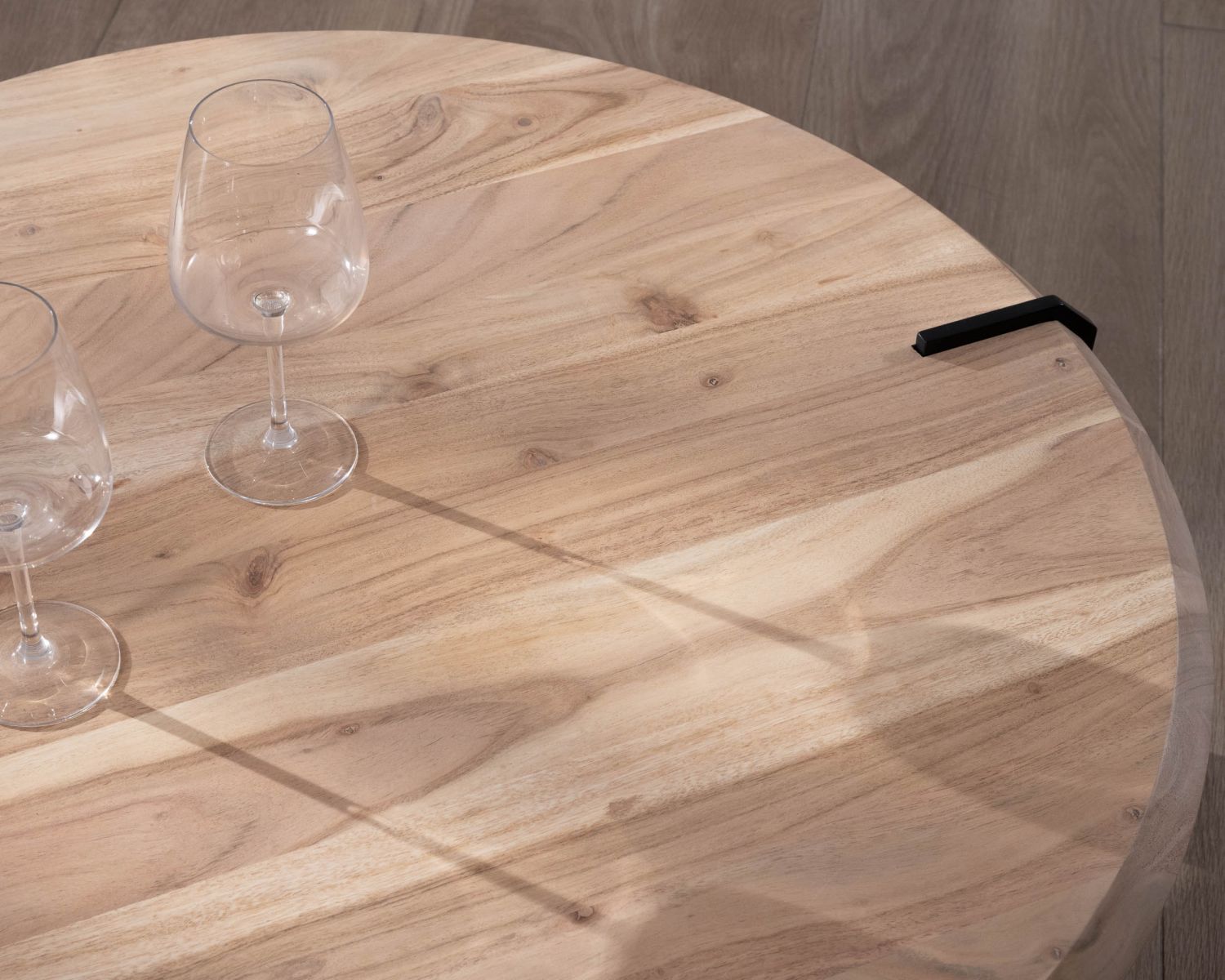 Table basse ronde design en acacia et 3 pieds métal noir "Shelley"