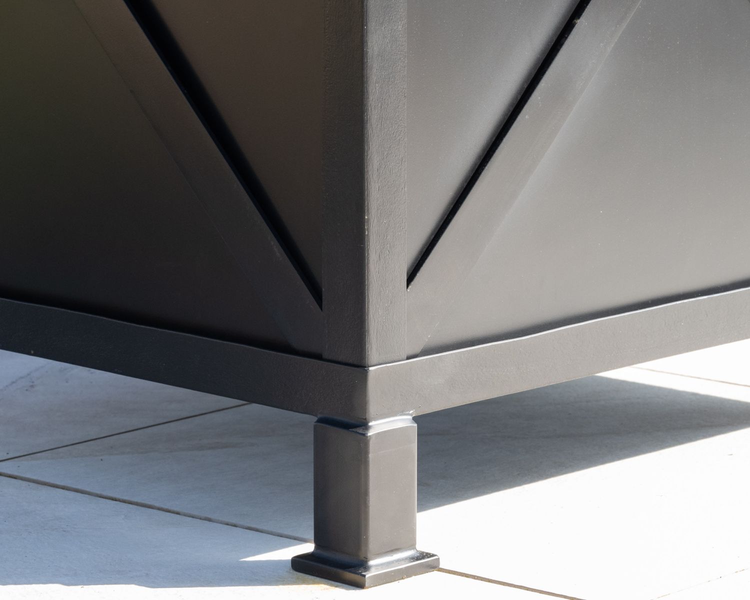 Grand bac décoratif carré 75 cm pour plantations "Gardénia" en métal noir