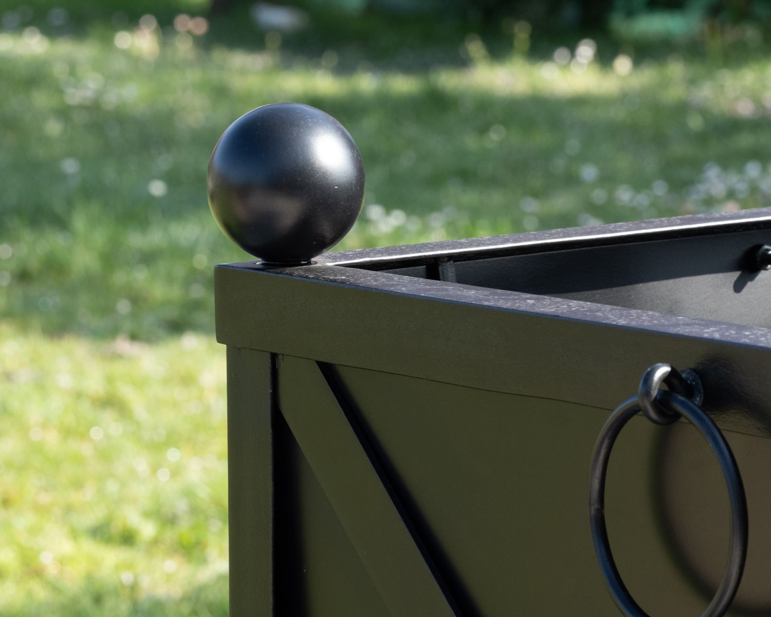 Grand bac cache pot décoratif 65 cm en métal noir "Gardénia"