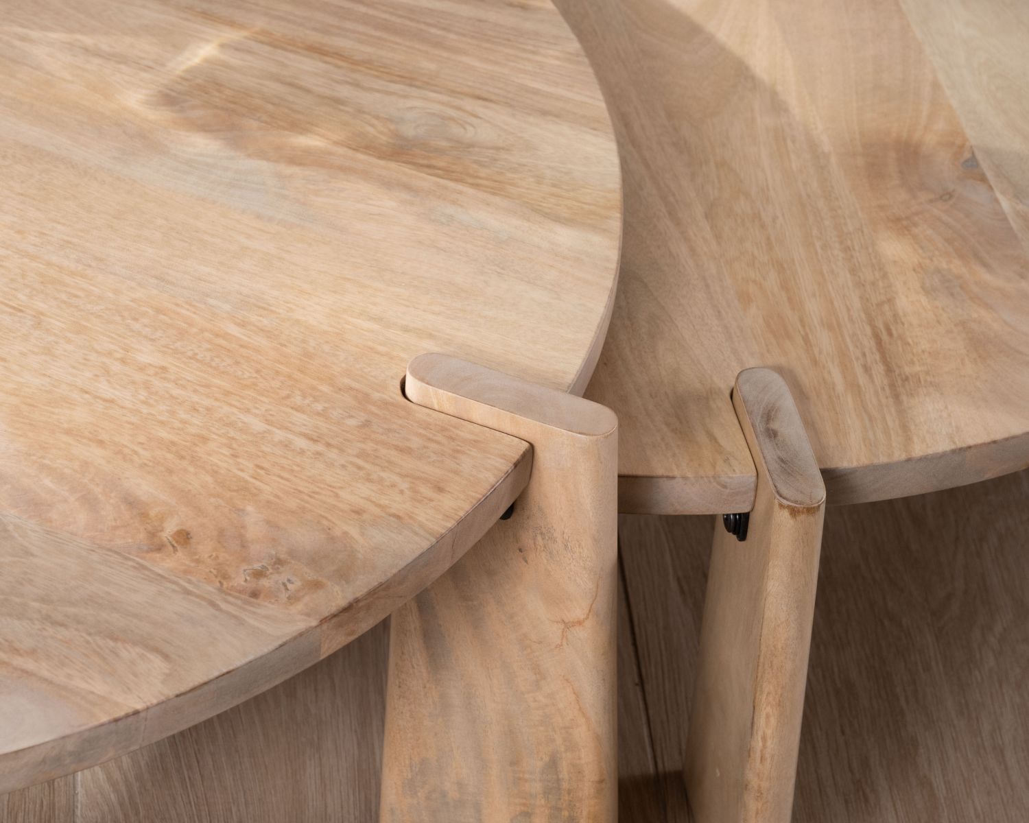 Duo de tables basses rondes en manguier naturel "Loopie"