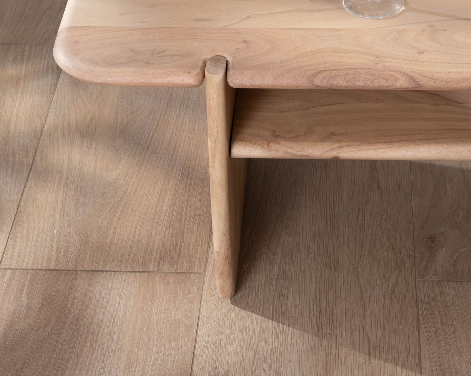 Table de salon design épuré en acacia avec niche "Trudy" 120 cm