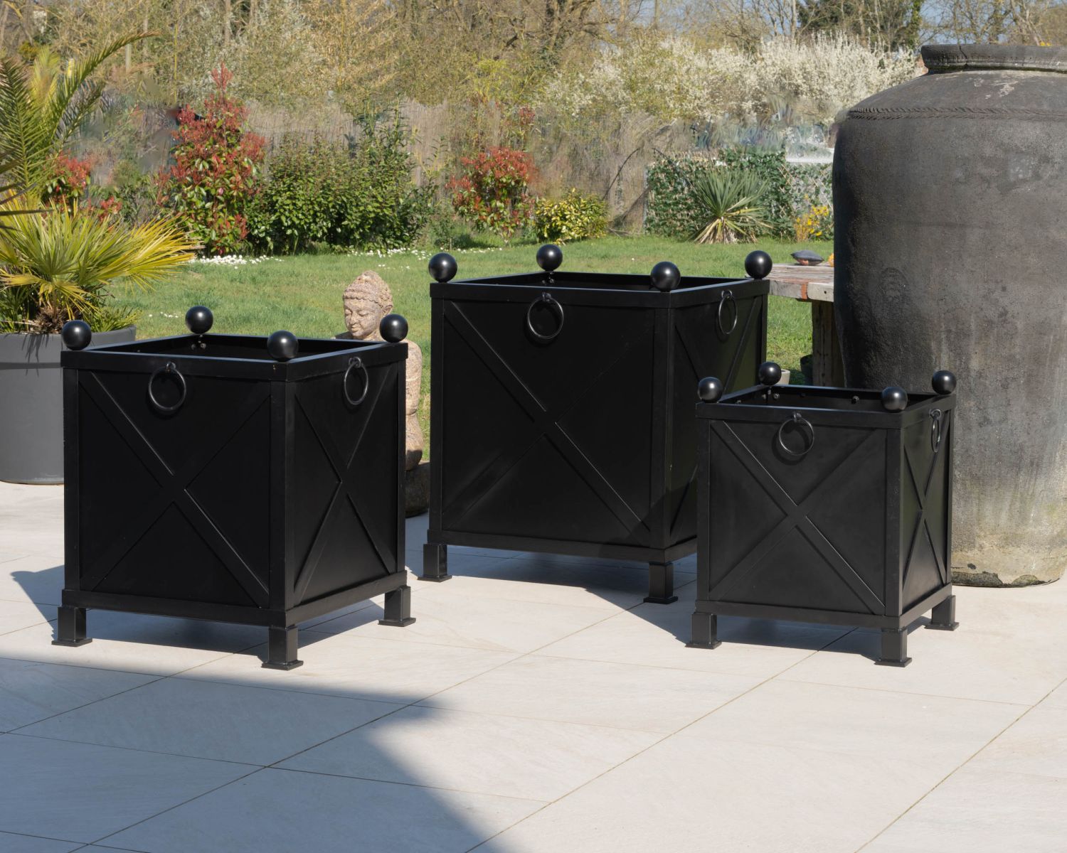 Grand bac cache pot décoratif 65 cm en métal noir "Gardénia"