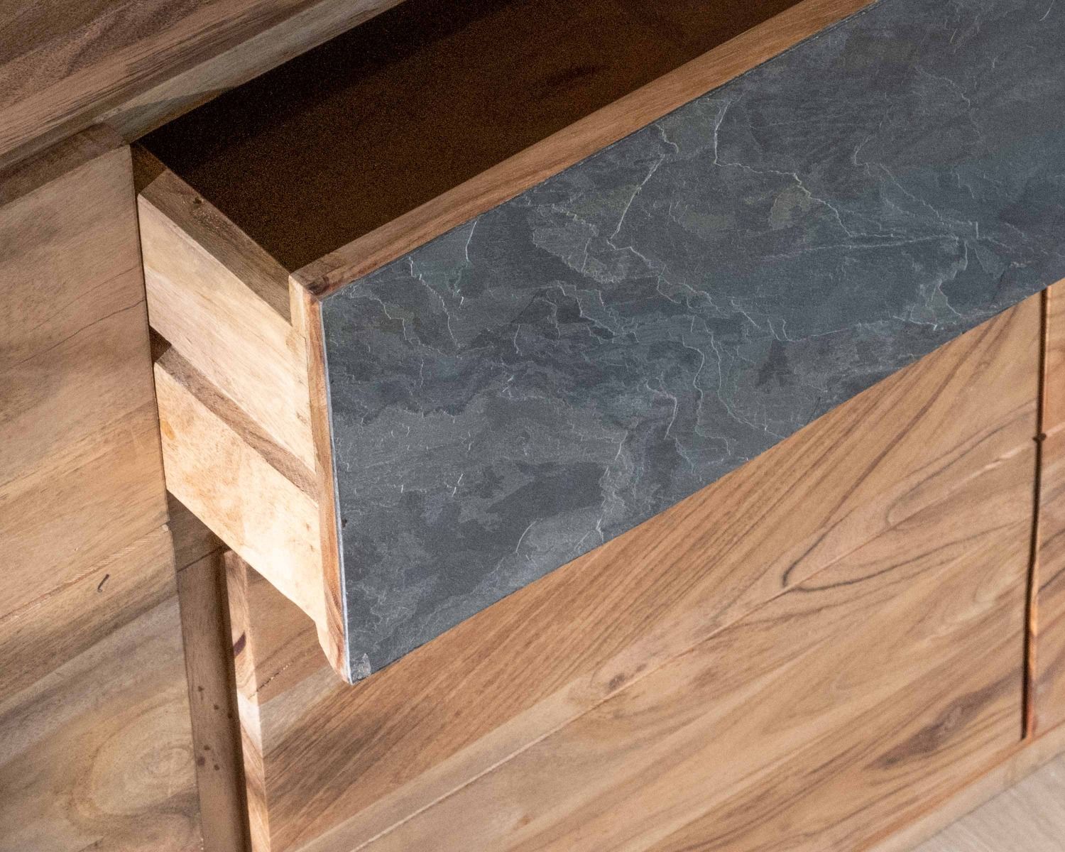 Bahut contemporain 175cm en acacia avec bandeau LED et tiroirs placage pierre "Paguera"