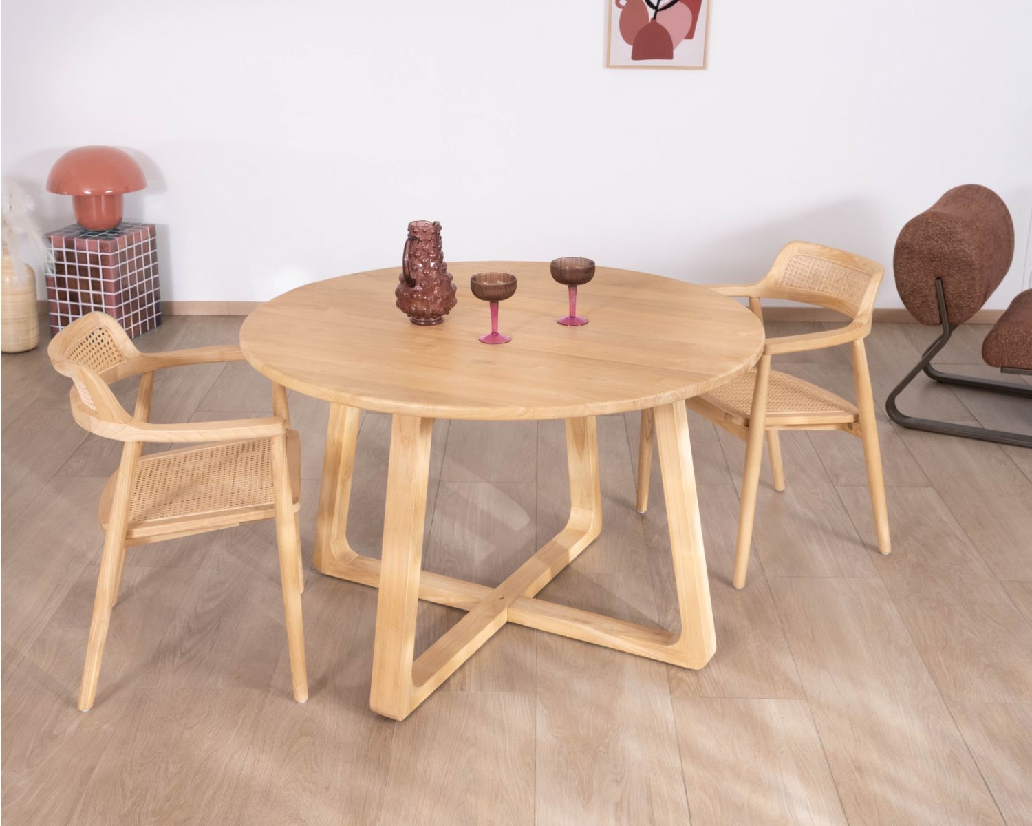 Table de repas ronde 120 cm et pieds trapèze en bois blanchi "Calypso"