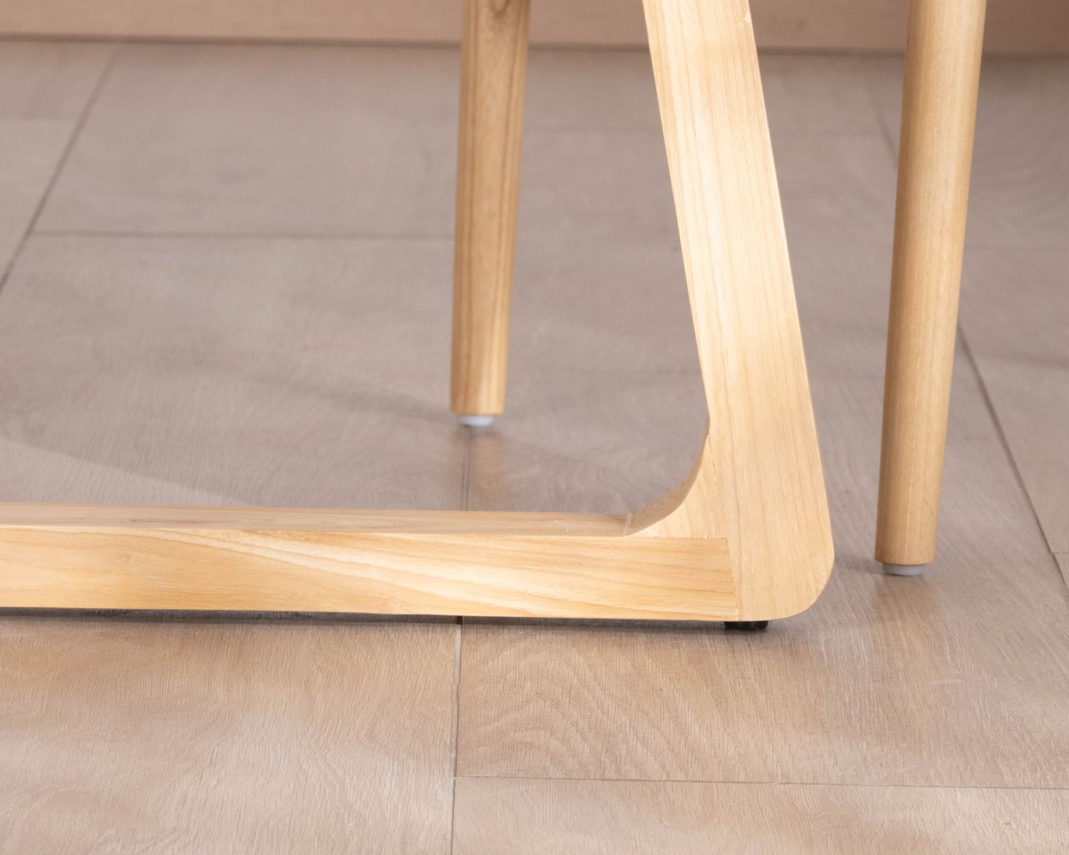 Table de repas ronde 120 cm et pieds trapèze en bois blanchi "Calypso"