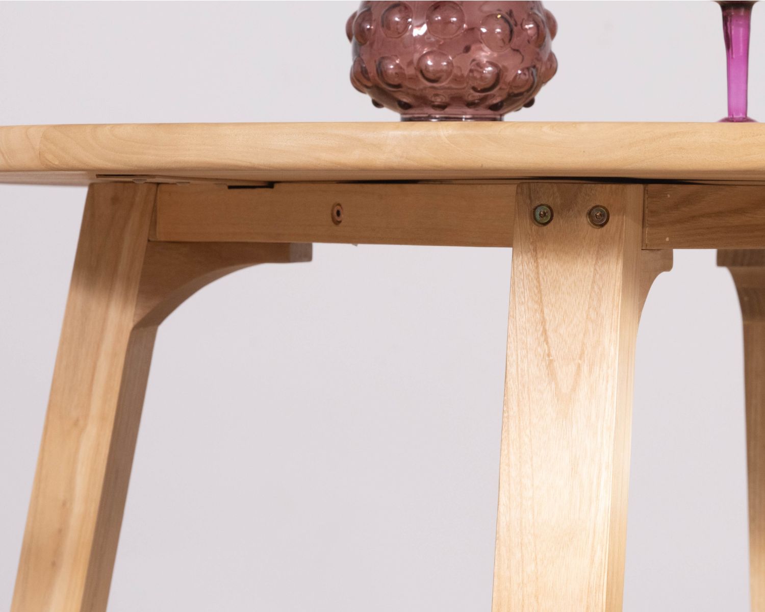 Table de repas ronde 120 cm et pieds trapèze en bois blanchi "Calypso"