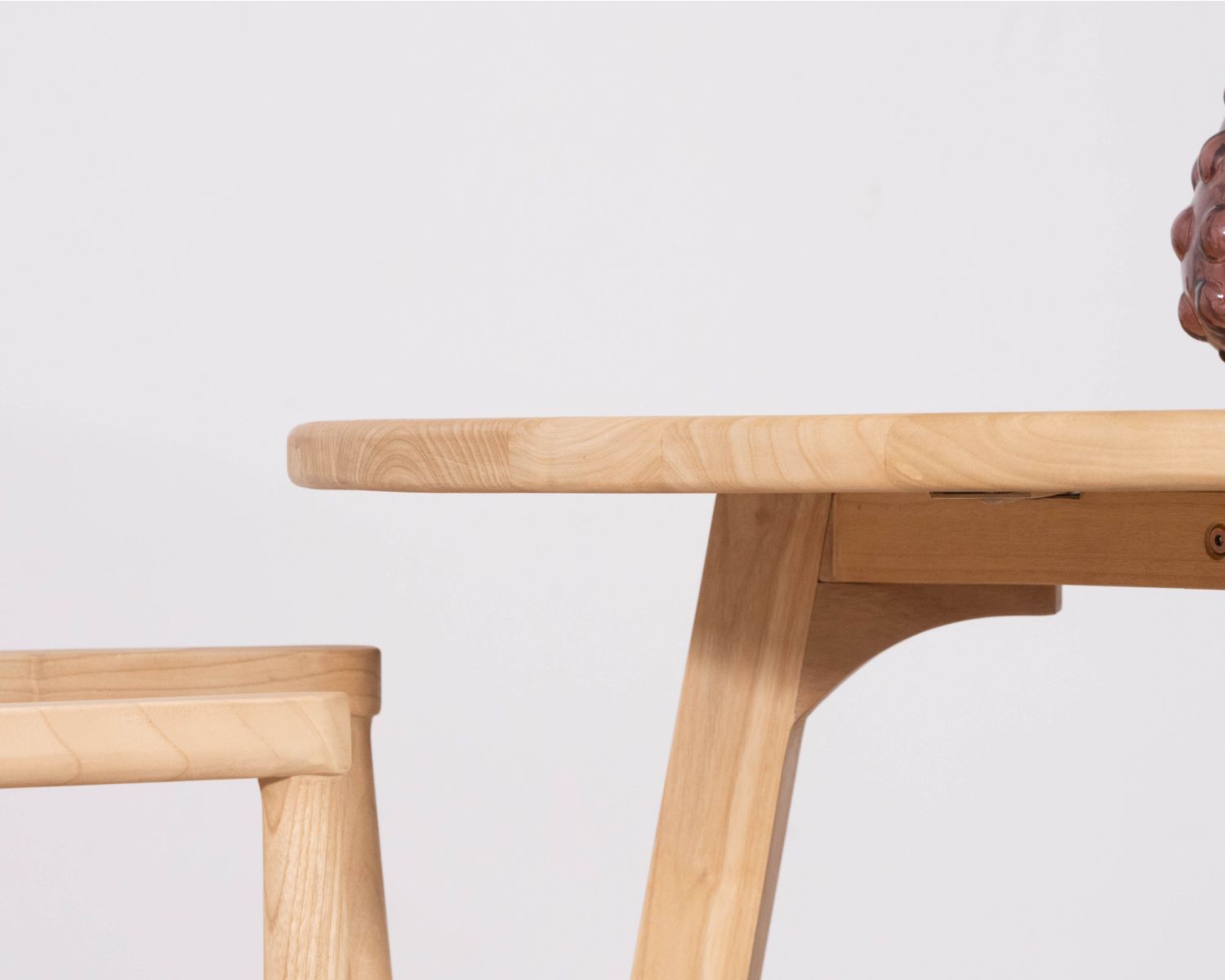 Table de repas ronde 120 cm et pieds trapèze en bois blanchi "Calypso"