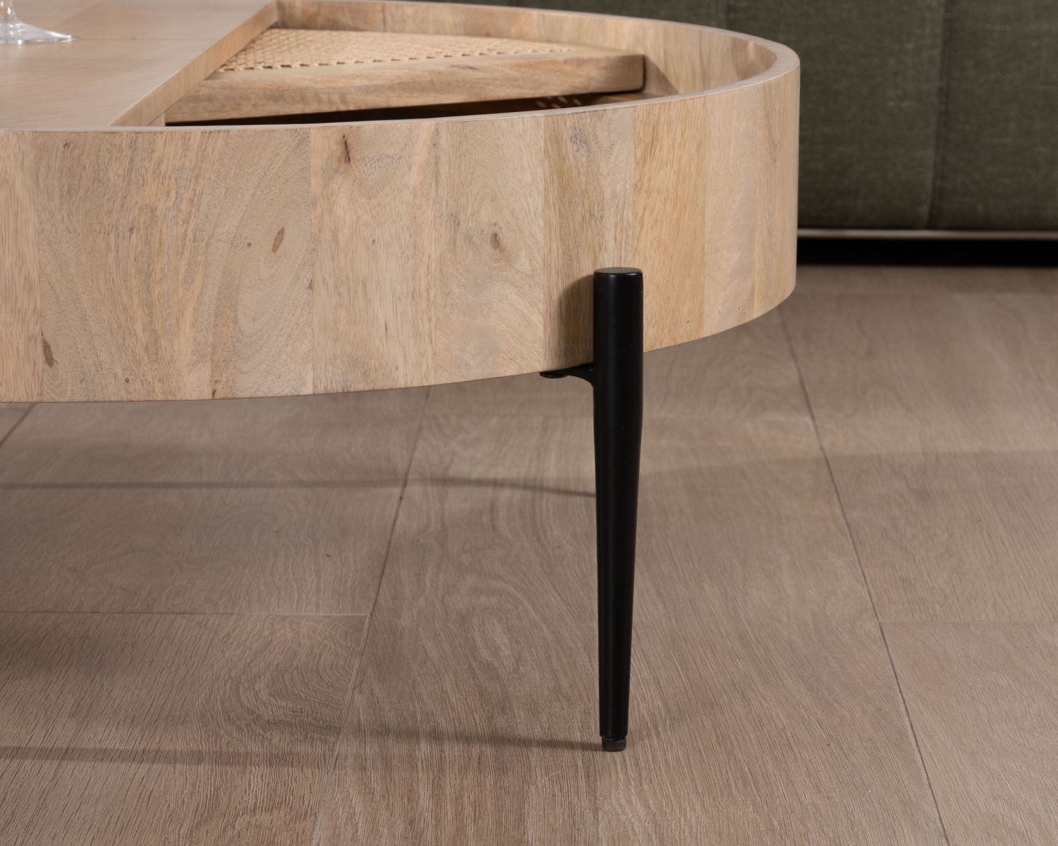 Table basse ronde avec plateau pivotant en cannage "Loopie" diamètre 80 cm