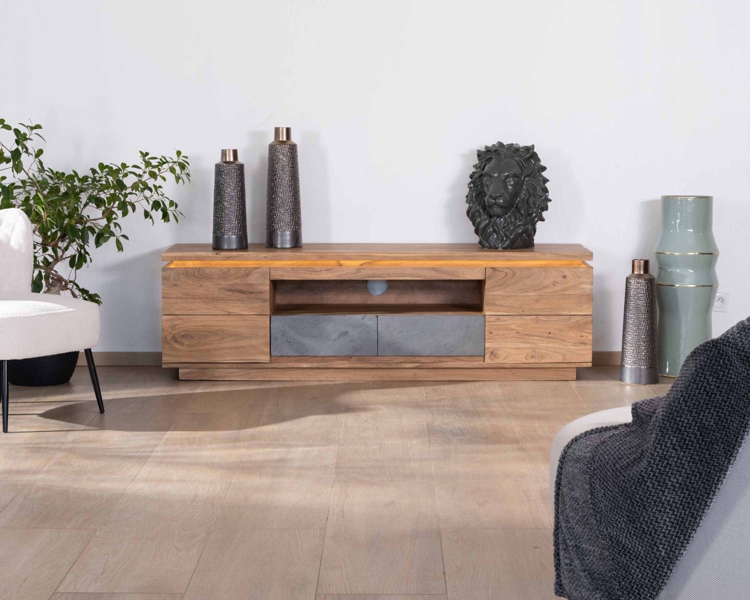 Meuble télé 175cm en acacia avec tiroirs façade placage pierre et bande LED "Paguera"