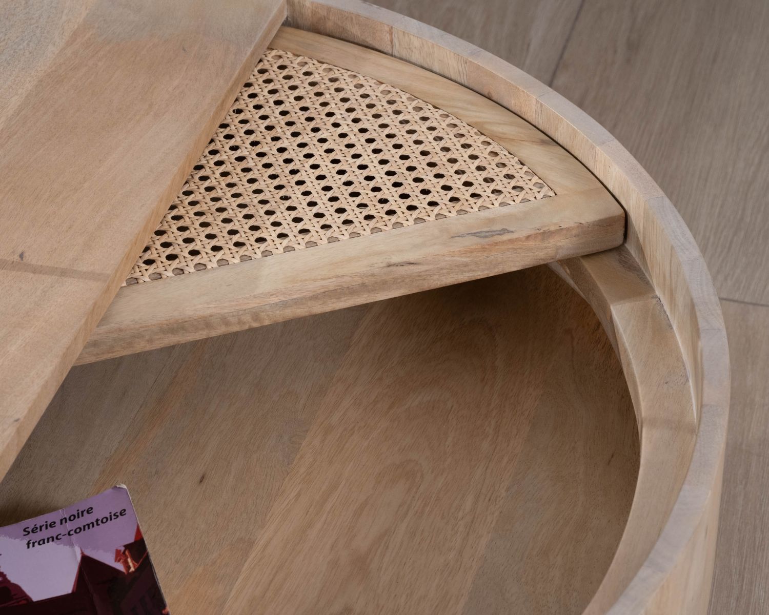 Table basse ronde avec plateau pivotant en cannage "Loopie" diamètre 80 cm