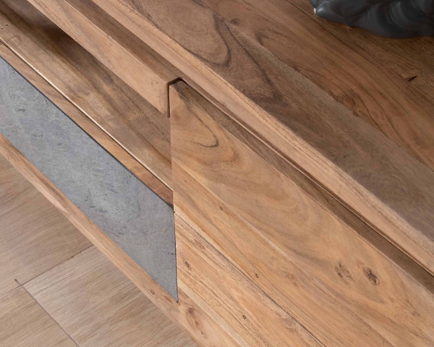 Meuble télé 175cm en acacia avec tiroirs façade placage pierre et bande LED "Paguera"