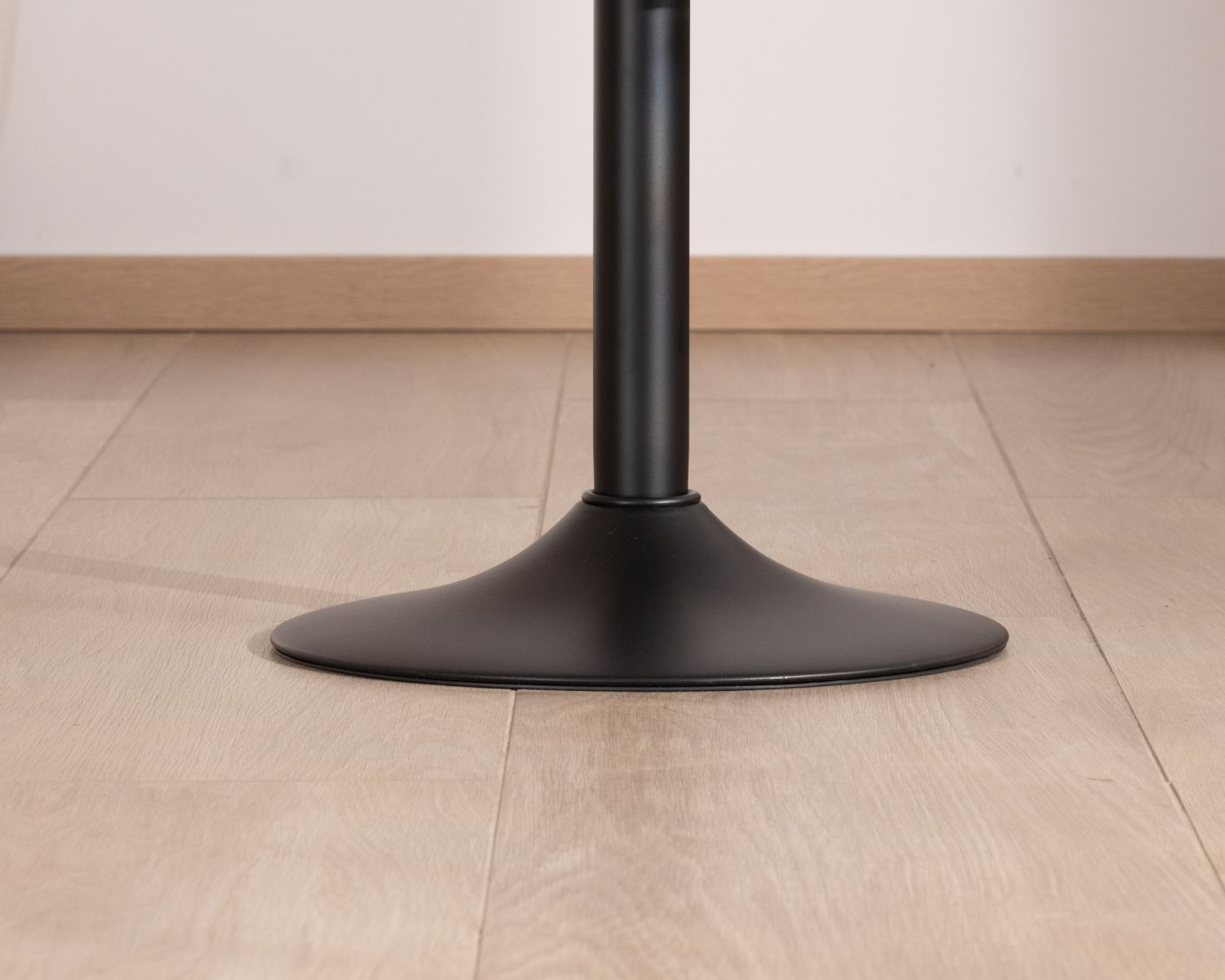 Lot de 2 tabourets réglables en hauteur avec assise bois "Juo" en métal noir