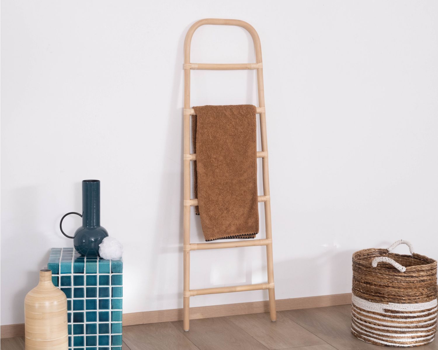 Échelle décorative en rotin naturel "Solira" esprit bohème, porte-serviettes