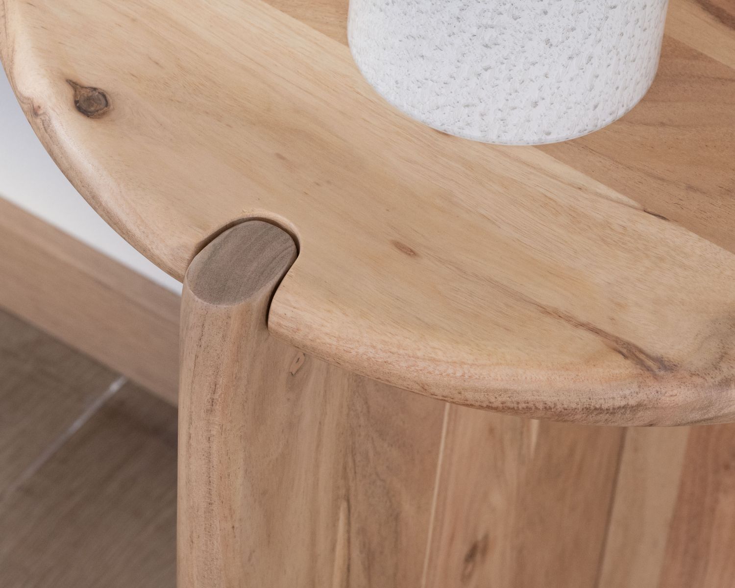 Table de chevet en acacia design rétro "Trudy"