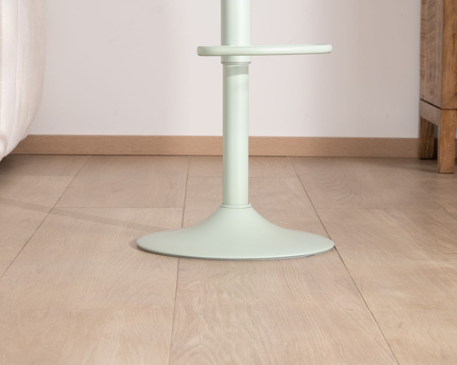 Lot de 2 tabourets réglables avec assise bois "Juo" en métal vert acidulé